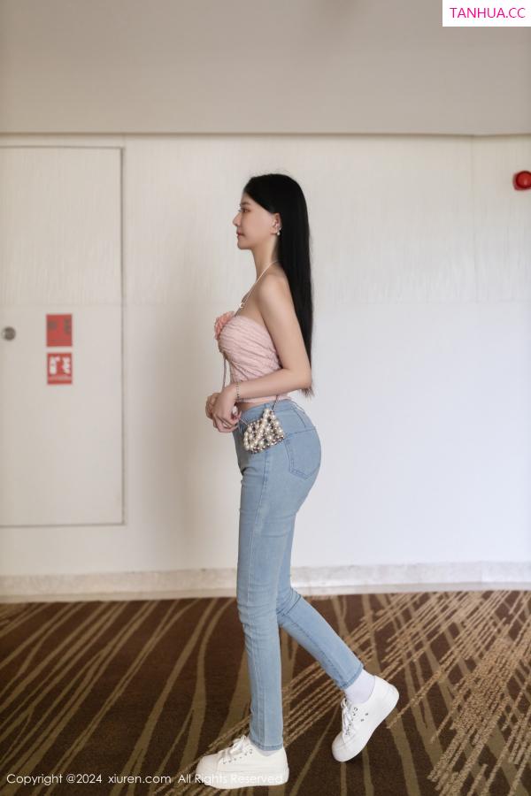   [XiuRen]高清写真图 2024.06.07 No.8672 幼幼 美腿性感第14张图片